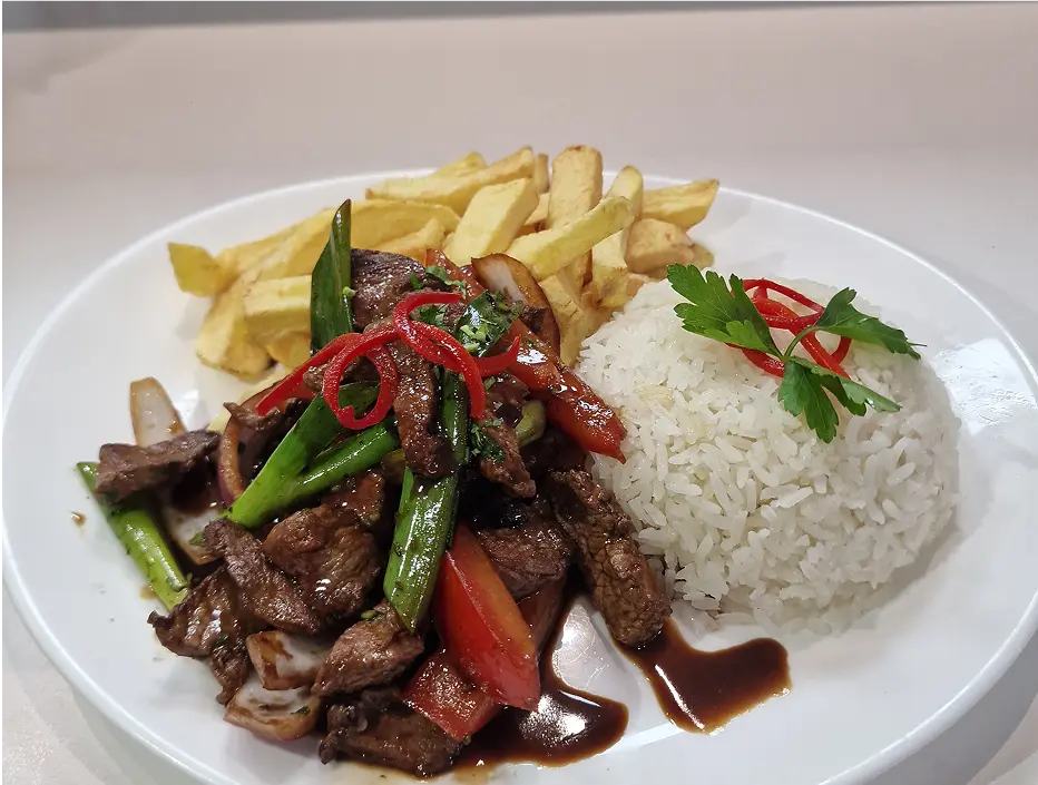 lomo saltado con arroz